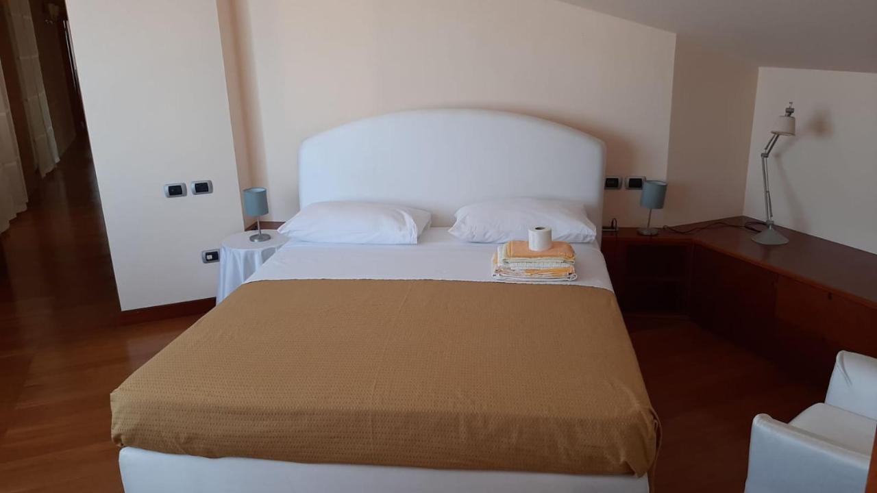 B & B Paradiso Loreto Buitenkant foto